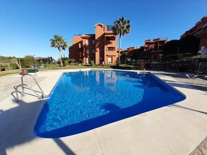 Apartamento De Dos Dormitorios Y Un Bano Con Piscinas Y Jardines Cercano A La Playa Estepona
