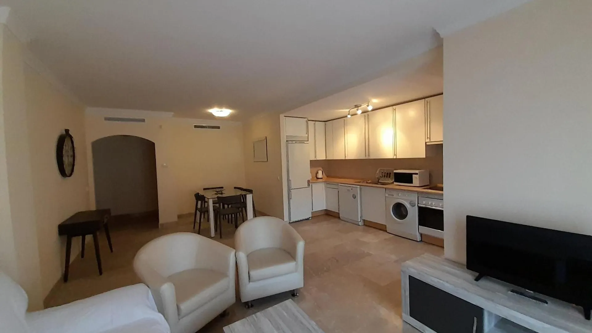 Apartamento De Dos Dormitorios Y Un Bano Con Piscinas Y Jardines Cercano A La Playa Estepona Apartment