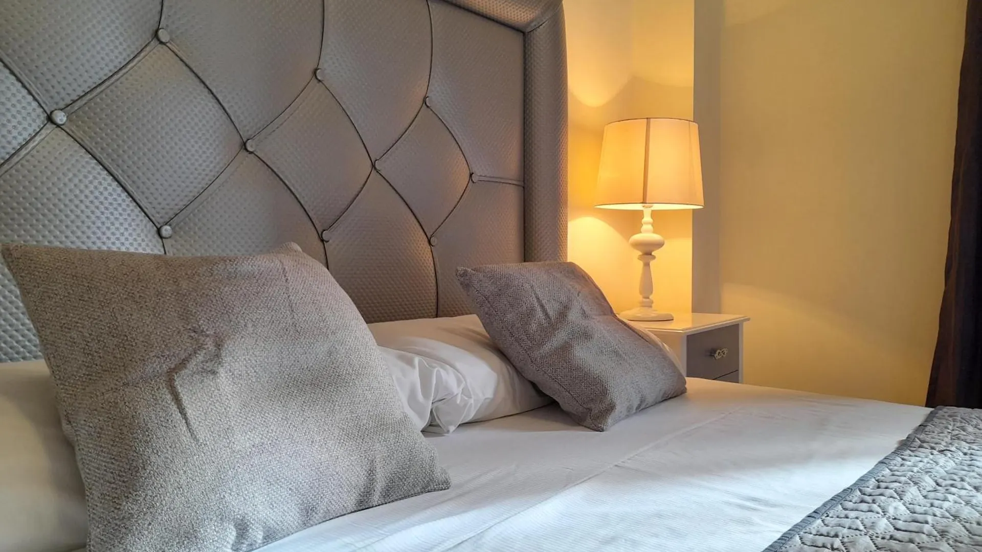 Apartamento De Dos Dormitorios Y Un Bano Con Piscinas Y Jardines Cercano A La Playa Estepona